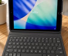 iPad 9th gen (256GB) + Zagg Smart Cover/keyboard