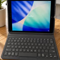 iPad 9th gen (256GB) + Zagg Smart Cover/keyboard