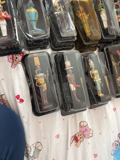 figurines