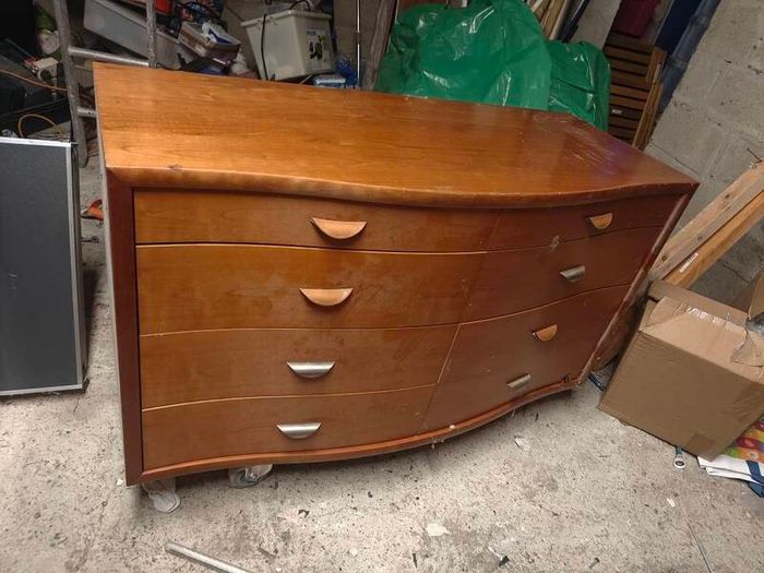 chest of drawers