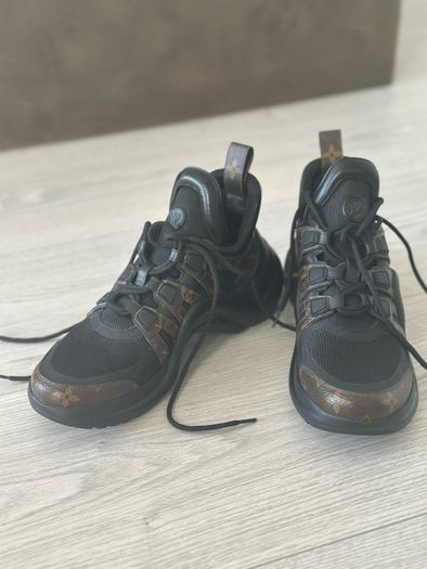 Louis Vuitton sneakers size 39