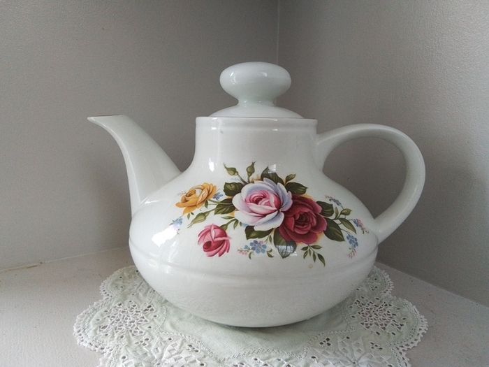 Springfield Fine Eartenware Teapot