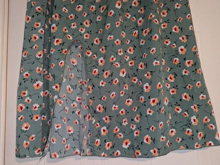 Gorgeous floral midi skirt with side slit