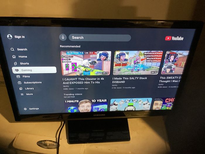 24 Inches Samsung Smart Television, SMART TV with USB, 2 HDMI, Scart, WIFI connectivity, etc Barely used.