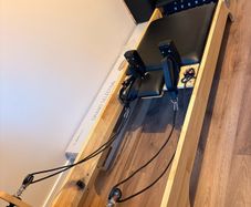 Reformer pilates machine