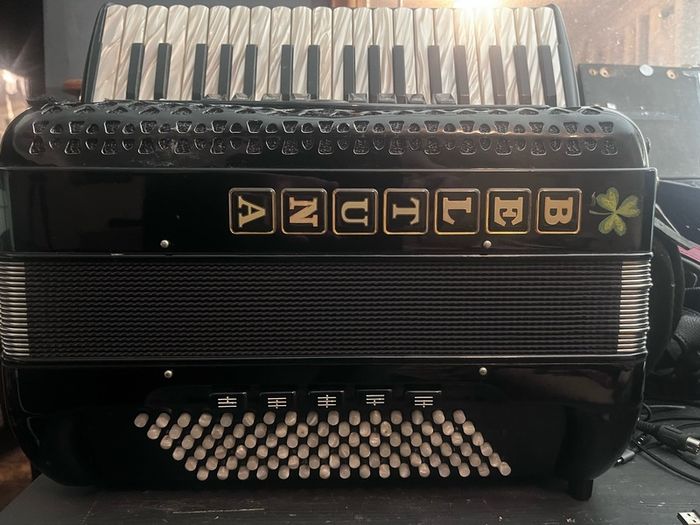 Beltuna 96 bass piano Accordion with midii