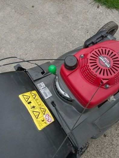 Honda HRX537 self drive lawnmower with 23 inch mulching plastic deck, in good condition. Sold as you seen