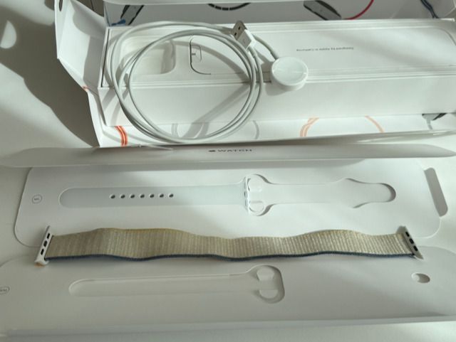 Apple Watch Series 4: 40mm Silver Aluminium