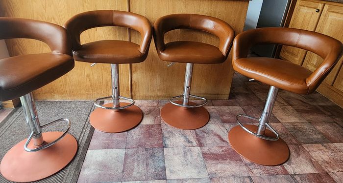 Extendable White Dining Table, 4 Bar Stools