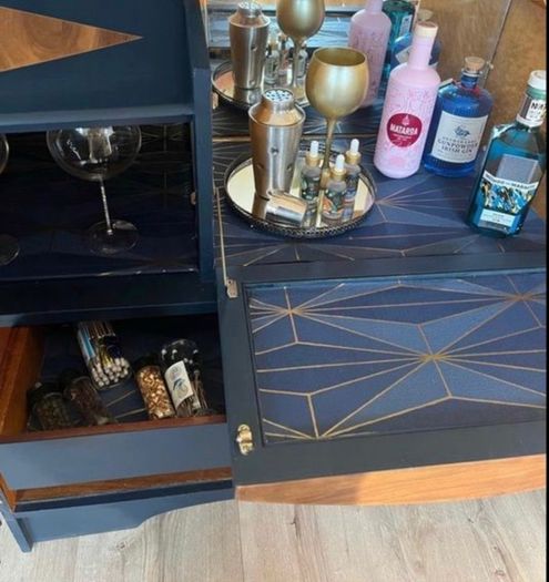 Delivery Available! Stunning Vintage Sideboard Cocktail Cabinet/Drinks Cabinet/ Sideboard