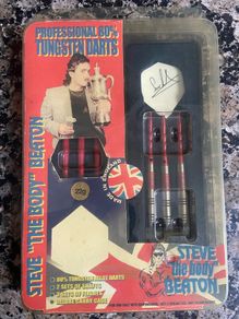 B/W Steve beaton darts