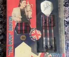B/W Steve beaton darts
