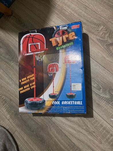 Height adjustable basketball hoop