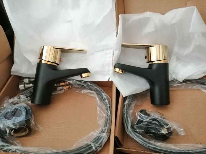 This Is a Contemporary Faucet Featuring a Matte Black And Rose Golden End, Designed for Both Hot And Cold Water. Constructed from 304 Stainless Steel