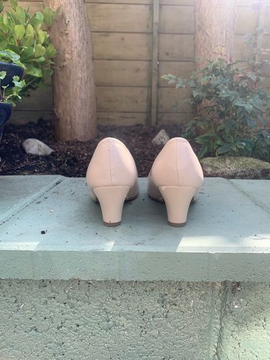 Ladies court shoes. Size 6D wide fitting