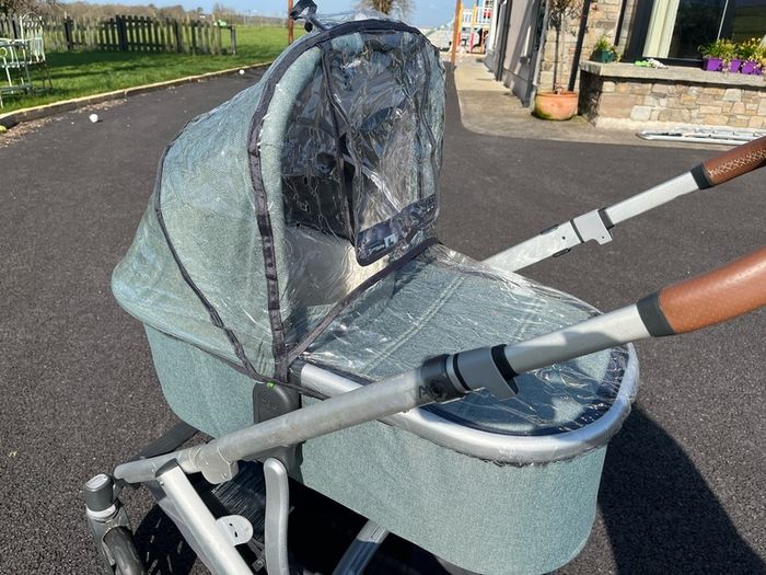 Uppababy Vista V2 Emmett Green with EUR260 accessories