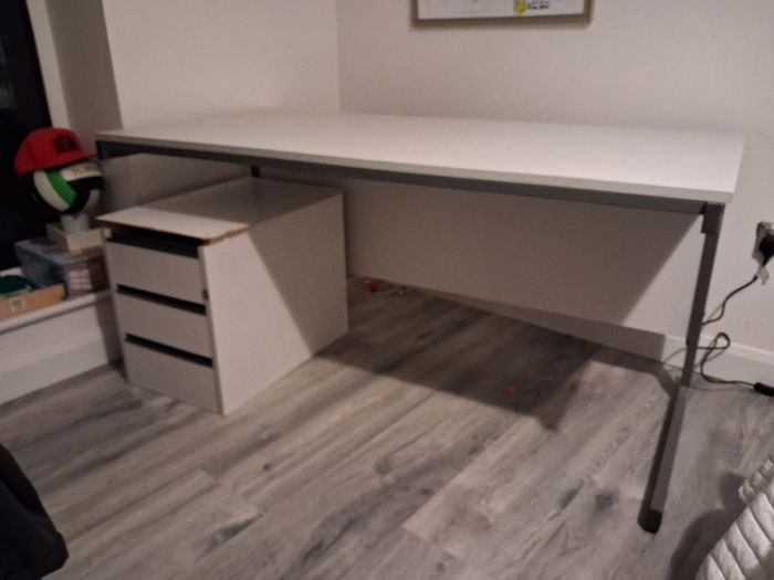 White desk,solid desk.good condition