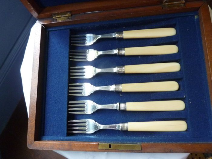 Antique Walker and Hall Silver Plate Fish Knives and Forks. Set of 6 in Fitted Wooden Box