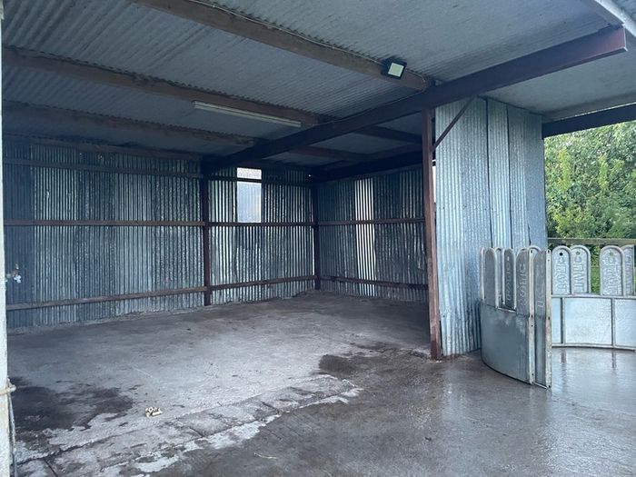 Stables and 2 acres of land to rent