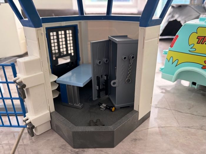 Play mobil police station and figures/accessories