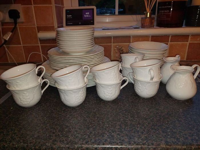 Wedgewood Strawberry and Vine 52 Piece Set