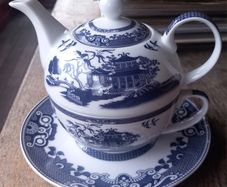 As new Newbridge Maureen O'Hara teapot set, D18