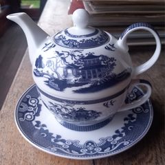 As new Newbridge Maureen O'Hara teapot set, D18