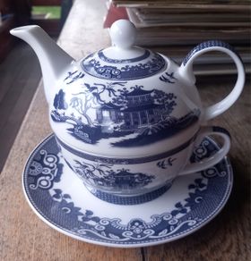 As new Newbridge Maureen O'Hara teapot set, D18
