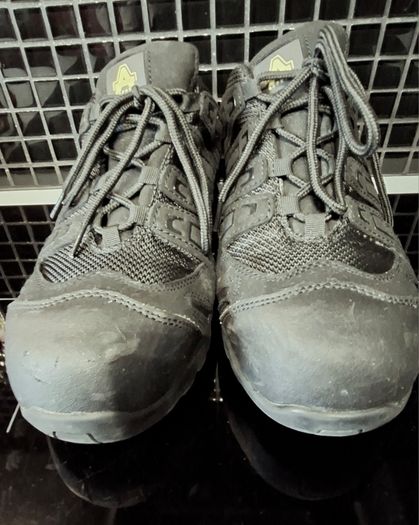 Safety boots