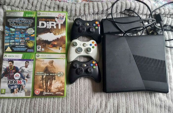 xbox 360 5 games and 3 joypads