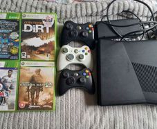 xbox 360 5 games and 3 joypads