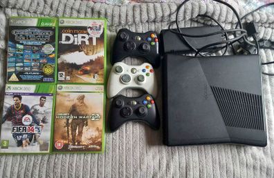 xbox 360 5 games and 3 joypads