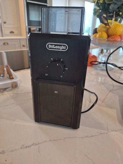 DeLonghi Scultura Espresso Coffee Machine and KG79 Grinder