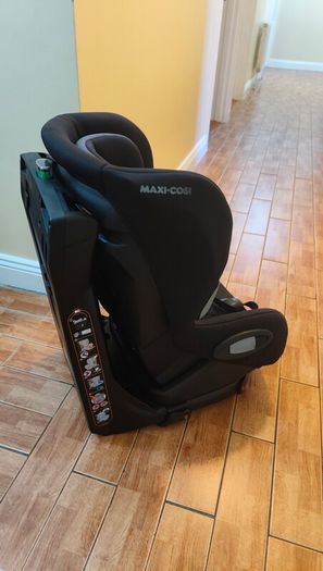 Maxi Cosi Axiss Swivel car seat