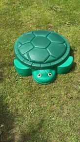Sandbox with lid