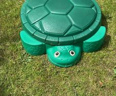 Sandbox with lid