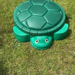 Sandbox with lid