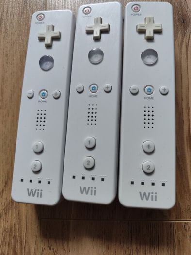 A set of 3 Nintendo Wii controllers