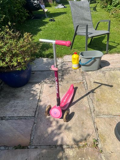 3 wheel children's light up scooter, one handle bar grip missing.
