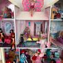 Large playhouse with 30 Barbies and accessories Image 5