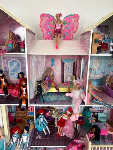 Large playhouse with 30 Barbies and accessories
