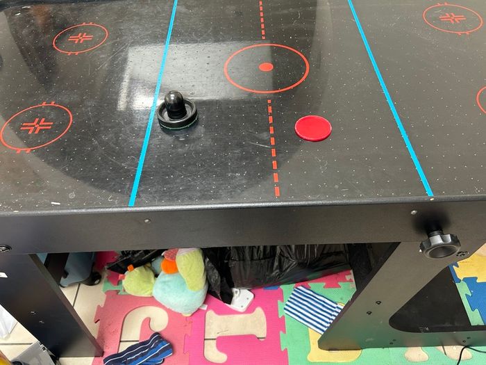 Air hockey table