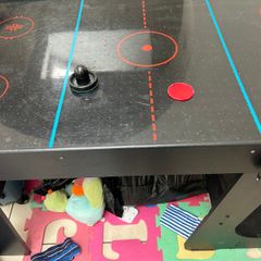 Air hockey table