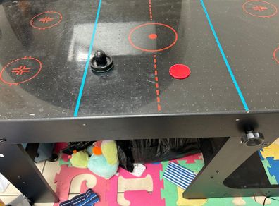 Air hockey table