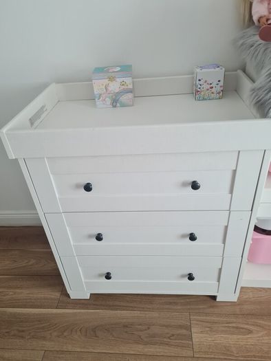 nursery funriture: changing table