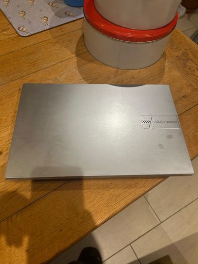 Asus Tek Vivobook laptop