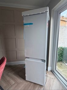 Whirlpool 70/30 integrated Fridge Freezer