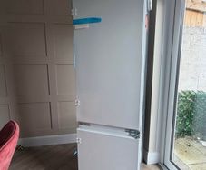 Whirlpool 70/30 integrated Fridge Freezer