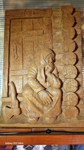 Sculptures, portraits made of wood.