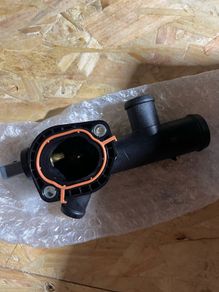 Vw Transporter T5 Sealing Flange With Temperature Sender 03l121131k New Genuine